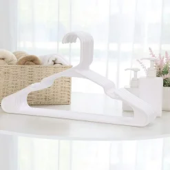 Shop SONGMICS 50 Cintres plastique blanc